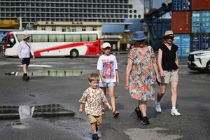 Siêu du thuyền chở hơn 4.000 khách cập cảng Huế vì cảng ở TP.HCM ngưng tiếp nhận