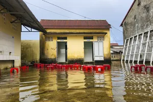 Một trường tiểu học ở Quảng Trị cứ mưa là bị cảnh 'ao tù, nước đọng'
