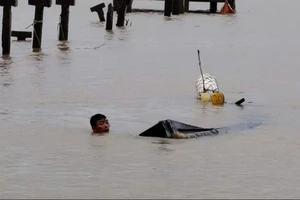 Một thuyền đánh cá bị chìm khi đang neo đậu tại Cửa Việt