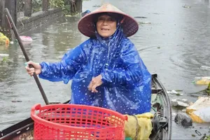 Chống chọi với nước lũ dâng cao ở Huế