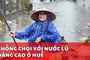 Clip: Chống chọi với nước lũ dâng cao ở Huế