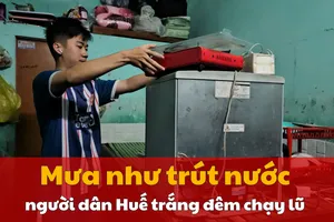 Video: Mưa như trút nước, người dân Huế trắng đêm chạy lũ