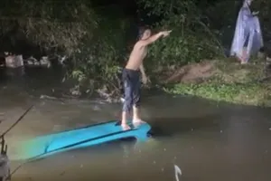 Đang nỗ lực trục vớt taxi bị lũ cuốn trong đêm 