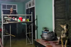 Mưa như trút nước, người dân Huế trắng đêm chạy lũ