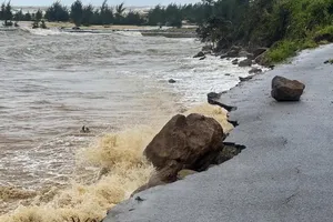 Huế công bố tình huống khẩn cấp sạt lở bờ biển