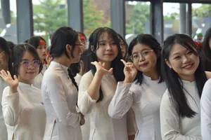 Không khí rực lửa tại điểm cầu Huế, tiếp sức cho Duy Khoa trong chung kết Olympia