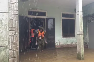 Chùm ảnh: Mưa cực lớn ở Huế, khẩn trương sơ tán dân ở vùng xung yếu