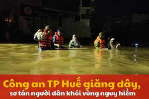 Công an TP Huế giăng dây, sơ tán người dân khỏi vùng nguy hiểm trong đêm