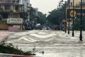 Mưa đặc biệt to ở Huế, lũ tràn qua cao tốc La Sơn-Túy Loan