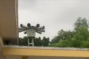 Còi cảnh báo thiên tai hú vang khi lũ dâng cao ở Huế