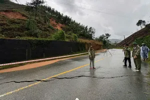 Xuất hiện vết nứt dài 20 m bất thường trên tỉnh lộ ở Huế