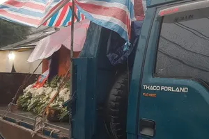 Xót xa cảnh gia đình đưa quan tài người thân lên xe tải đi tránh lũ