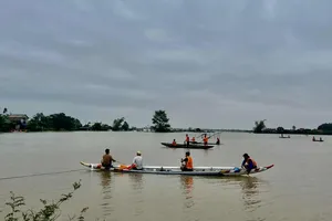 Đi sạc pin điện thoại, 2 cha con ở Huế bị lật ghe, mất tích