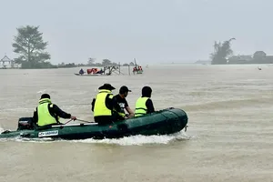 Đang tổ chức tìm kiếm 3 người bị lũ cuốn mất tích ở Huế