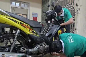 Sinh viên Huế, Đà Nẵng 'hồi sinh' hàng trăm xe máy ngập nước 