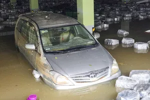 Ô tô, xe máy ngổn ngang trong bùn đất sau khi lũ rút ở Huế