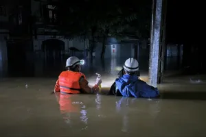 Mưa lớn tiếp tục kéo dài, lũ trên các sông miền Trung đang giảm chậm