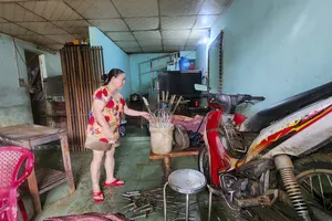 Người dân TP Huế xắn tay bới bùn, cứu tài sản sau lũ dữ