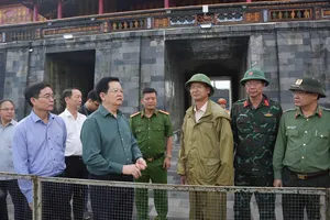 Phó Thủ tướng Mai Văn Chính kiểm tra công tác khắc phục hậu quả mưa lũ tại Đại nội Huế