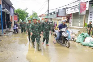 Tư lệnh Quân khu 4 kiểm tra, động viên bộ đội giúp dân khắc phục hậu quả mưa lũ ở Huế