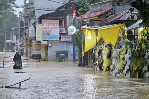 Dọn lụt chưa xong, người dân TP Huế lại chống chọi với đợt lũ mới