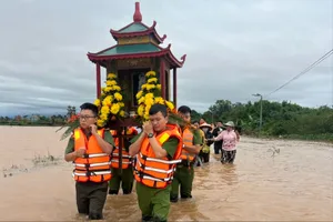 Quảng Trị: 20 công an, quân sự dùng thuyền đưa quan tài cụ ông qua vùng ngập lũ