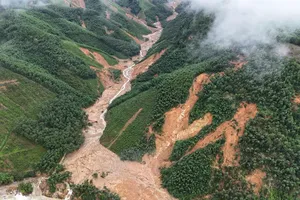 Mưa to kỷ lục thứ 2 thế giới xé nát đường lên Bạch Mã