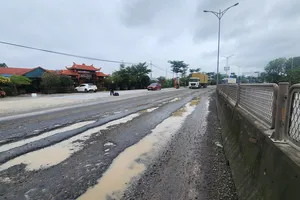 Quốc lộ 1A qua TP Huế chi chít ổ gà, ổ voi sau mưa lũ