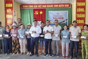 Báo Pháp Luật TP HCM trao tiền hỗ trợ 100 hộ dân bị ảnh hưởng nặng nề bởi lũ lụt ở Huế