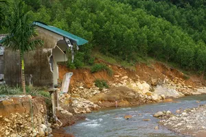 Lũ dữ như sóng thần ập về, cuốn phăng nhà cửa trong chốc lát