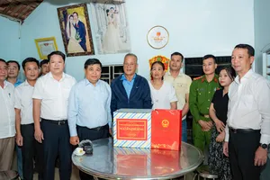Phó Thủ tướng Nguyễn Chí Dũng thăm, động viên người dân bị thiệt hại do mưa lũ tại Huế