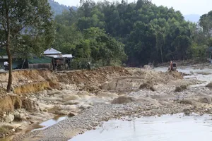 Suối dưới chân núi Bạch Mã tan hoang sau trận mưa lớn nhì thế giới