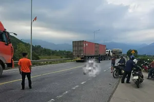 Va chạm với xe tải, 2 người đi xe máy tử vong tại chỗ