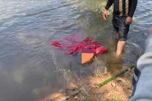 Người đàn ông mặc áo mưa, đội nón bảo hiểm tử vong trên hồ nước