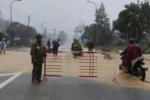 Mưa lớn ở Huế gây sạt lở đường Hồ Chí Minh, sơ tán hàng chục hộ dân