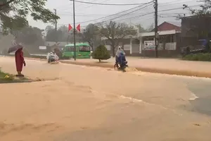 Mưa xối xả, nước chảy như thác trên đường Hồ Chí Minh