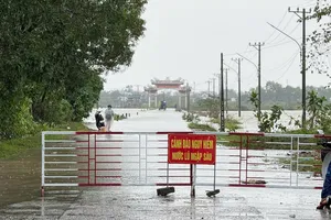 Lật xuồng trong đêm tại Huế, một người bị lũ cuốn mất tích