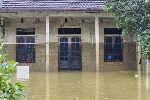 Nước dâng cao đột ngột 2 giờ sáng, người dân Huế hốt hoảng chạy lũ 