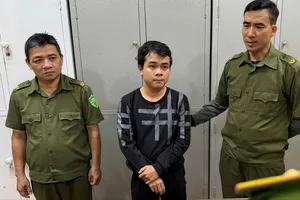 Đưa con đi học, giật luôn dây chuyền của bé gái lớp 1