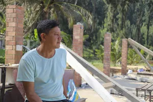 Sóng dữ 'ngoạm' sâu vào đất liền, biển Hàm Rồng tan hoang chưa từng thấy