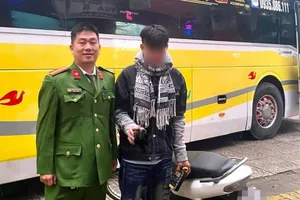 Nhịn đói 2 ngày chạy xe máy vào Nam gặp 'bạn gái online'