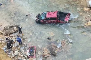 Xe bán tải rơi xuống suối trên tuyến cao tốc La Sơn - Túy Loan