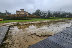 Sân khấu lát gỗ lim trên sông Hương biến thành hố bùn sau lũ