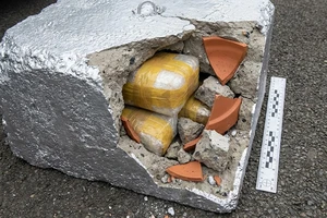 Đúc bê tông phủ lên 1kg ma túy rồi sơn phản quang để ngụy trang: Vẫn không qua mắt công an