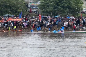 Vận động viên dùng mái chèo 'hỗn chiến' tại giải đua ghe ở Huế