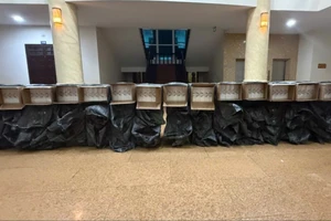 Phát hiện xe tải đỗ bên đường chở 70.000 bao thuốc lá ngoại nhập lậu 