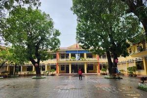 Nhiều em học sinh tiểu học ở Huế nôn ói trong giờ ăn bán trú