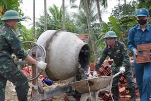 Chạy nước rút dựng nhà đón Tết cho bà con vùng lũ