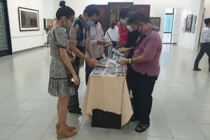 Triển lãm 'Chia sẻ yêu thương': 40% tiền tranh hỗ trợ sinh viên khó khăn 