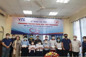Trao quà cho trẻ mồ côi vì COVID-19: 'Các con sẽ không bị lãng quên'